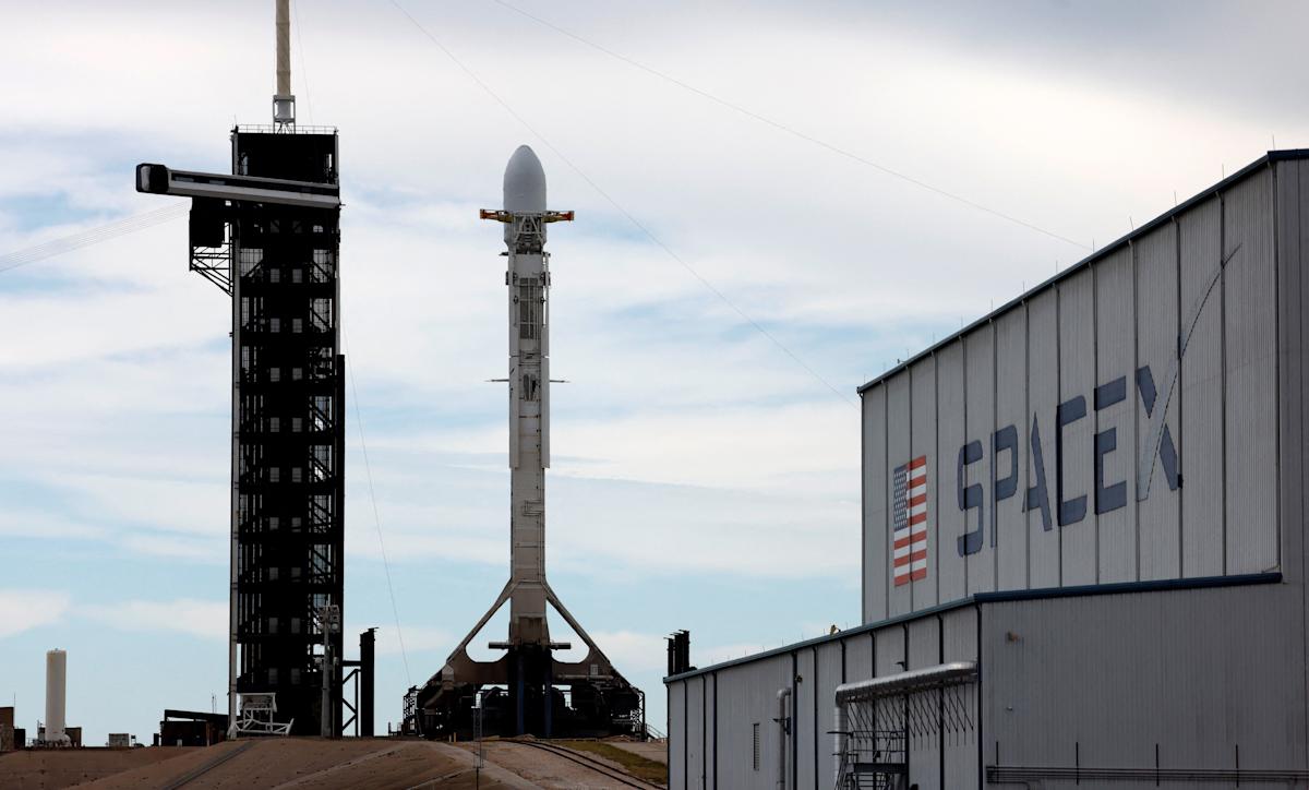 Rare SpaceX bet turns $1.1 billion fund into a retail magnet