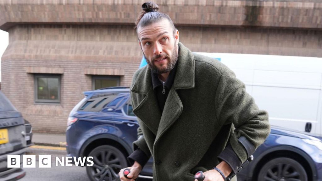 Andy Carroll 'repeatedly called' ex-wife Billi Mucklow from Towie - BBC