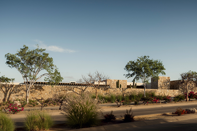 casa la vista’s exterior skin resembles tones and textures of mexican desert
