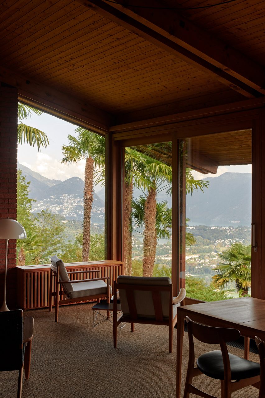Living room window in renovated house in Vernate by Enrico Sassi