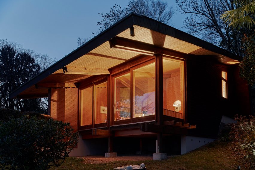 Night view of renovated house in Vernate by Enrico Sassi