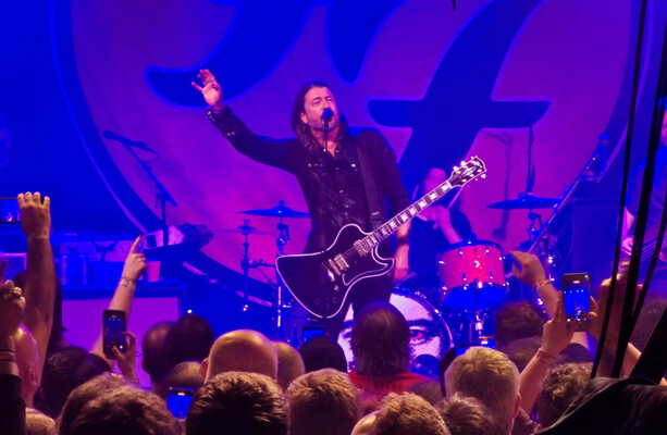 Foo Fighters rock packed Dublin venue after fans scramble for tickets to surprise gig - The Journal