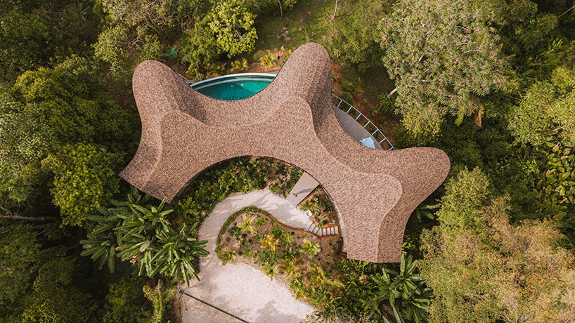 wavy roofscape crowns open-air residence by studio saxe along costa rica's pacific coast