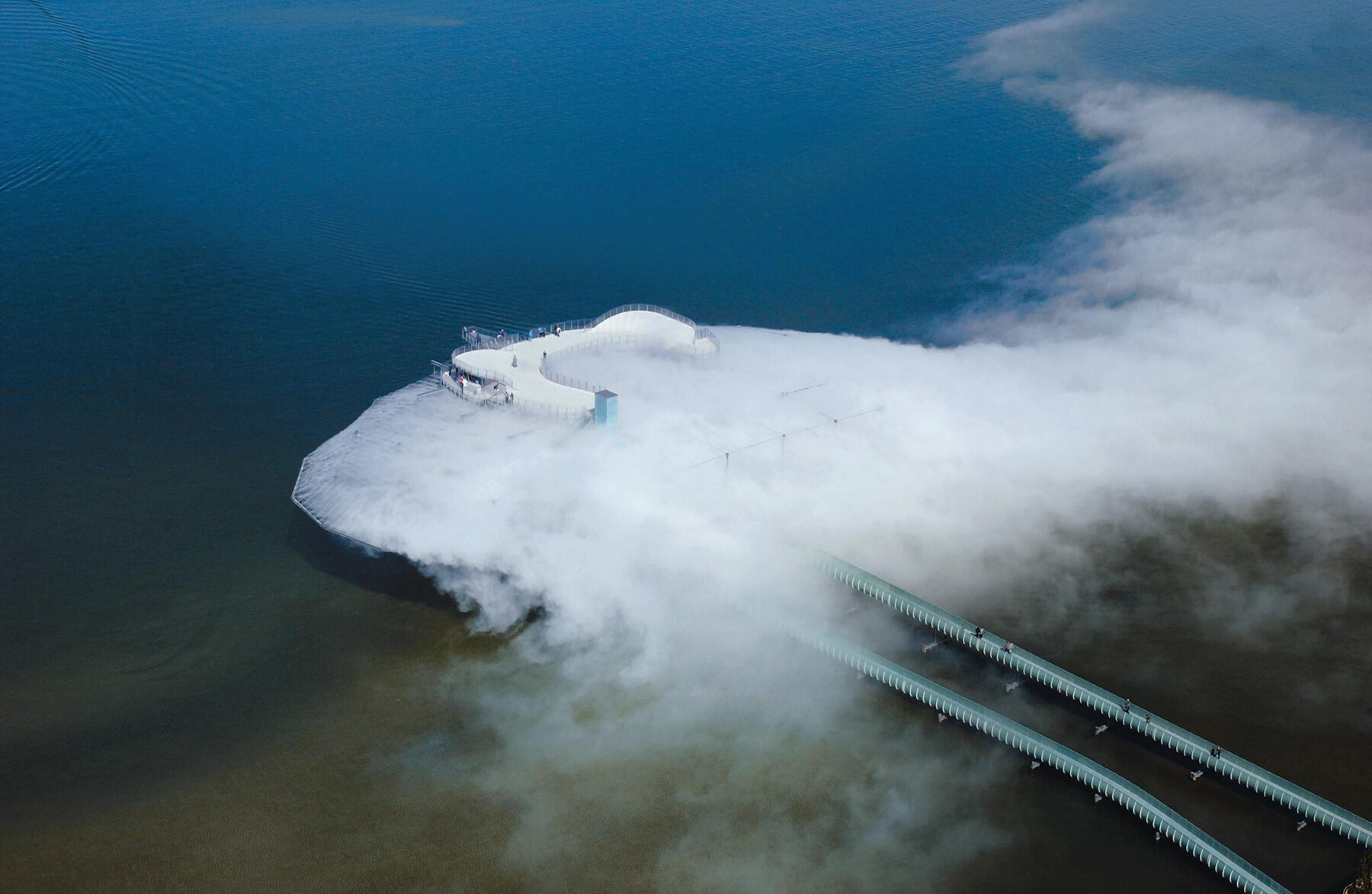 building with air: soft architectures and atmospheric worlds from warhol to A.A. murakami - 2