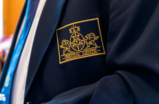 'Extremely expensive': Schools told to avoid 'bespoke crested’ uniforms and exclusive suppliers - The Journal