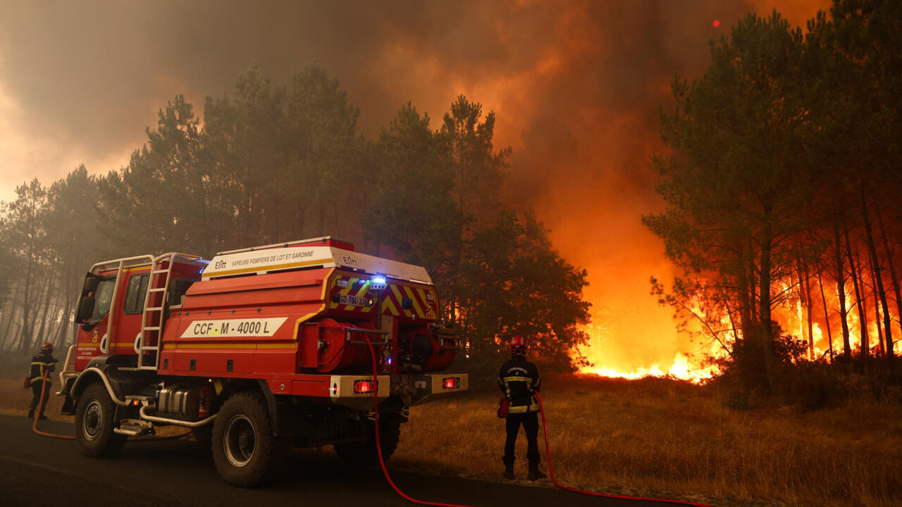 Thousands of tourists forced to evacuate as fire rages in southwest France - Ireland