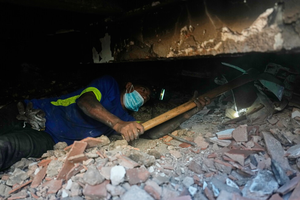 How long can you survive being trapped after an earthquake?