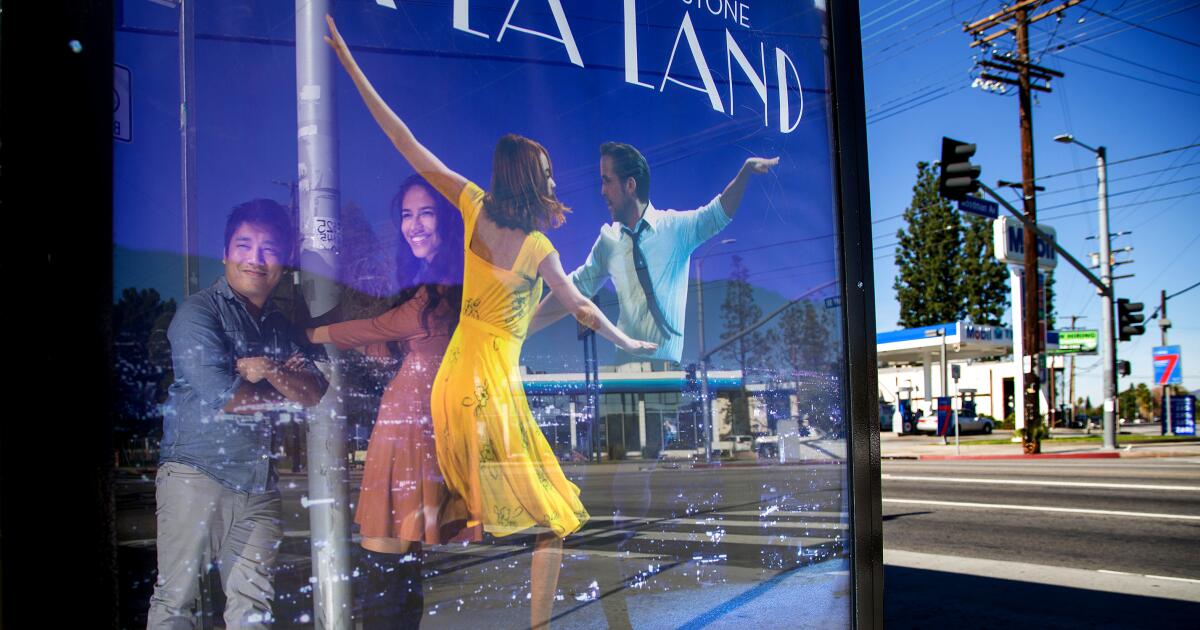 Ryan Gosling's flat hand is fixed in the new 'La La Land' poster