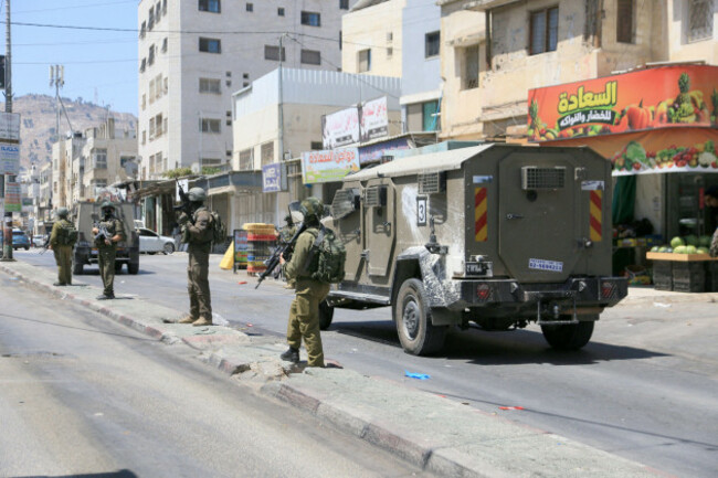 nablus-palestine-6th-aug-2026-israeli-army-forces-are-patrolling-neighborhoods-in-the-askar-refugee-camp-east-of-nablus-in-the-west-bank-and-raiding-shops-during-a-military-operation-the-raid-is