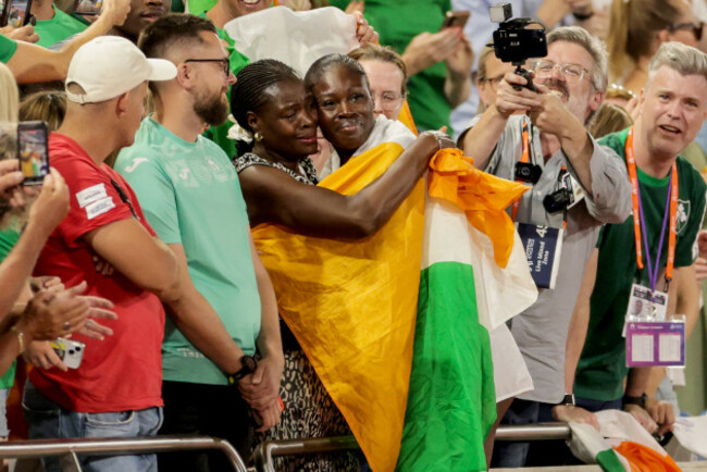 rhasidat-adeleke-celebrates-with-family-after-winning-a-silver-medal