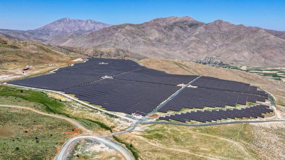 Renewables drive Türkiye's power capacity growth as solar, wind surge