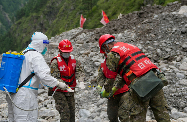 Death toll from Nepal floods climbs to over 900, with more than 4,700 people missing