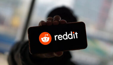 Reddit Stock Collapses 23% as AI Eats Away at User Growth