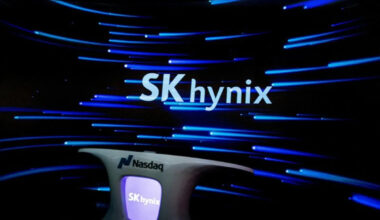 Analysis-Samsung, SK Hynix shareholders call for bigger payouts from AI cash mountain