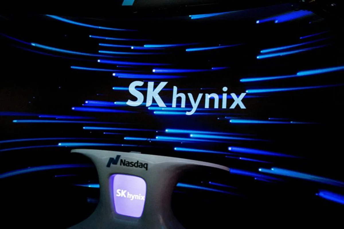 Analysis-Samsung, SK Hynix shareholders call for bigger payouts from AI cash mountain