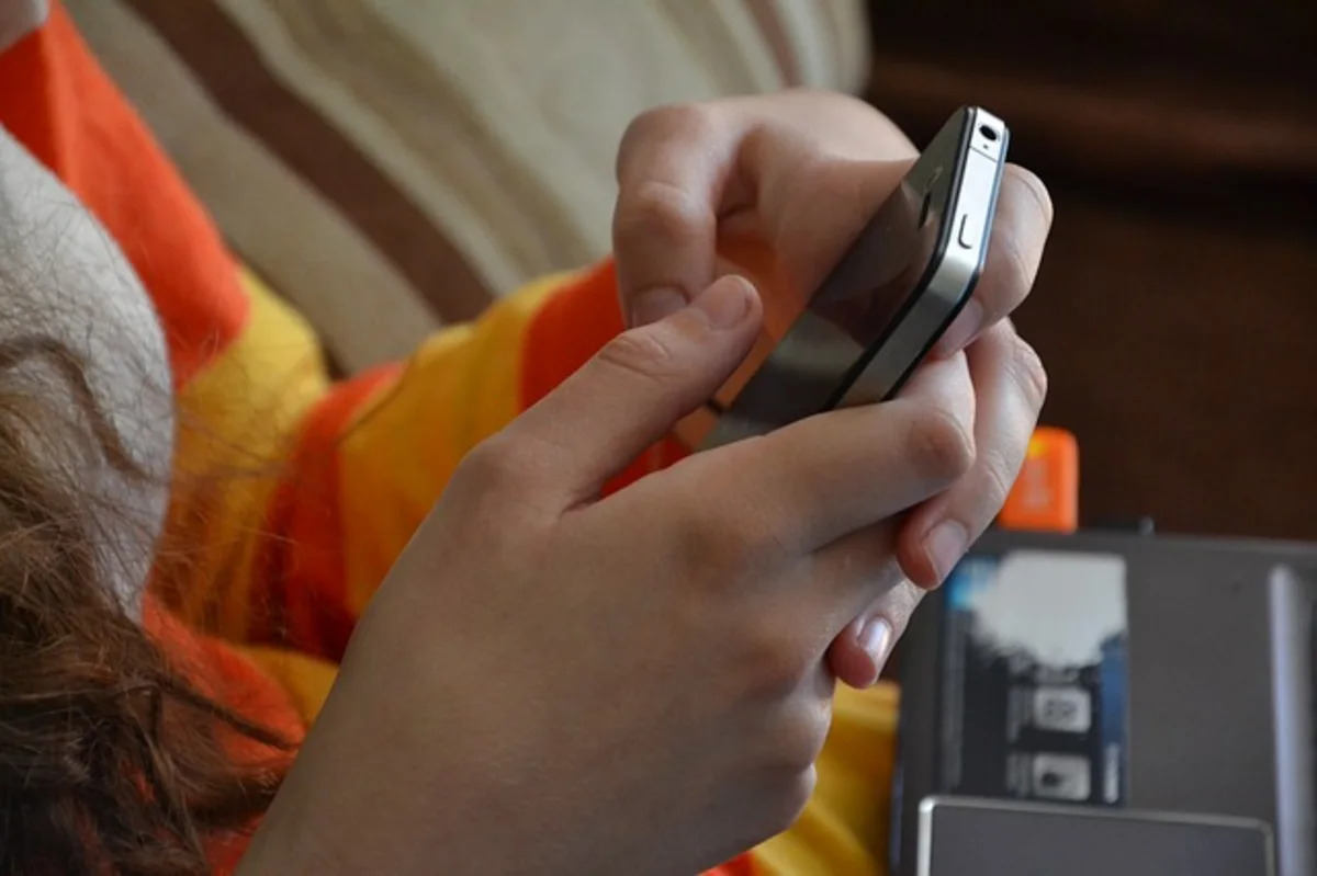 Apple (AAPL) Cuts Over 200 Jobs Across Siri and Vision Pro Units