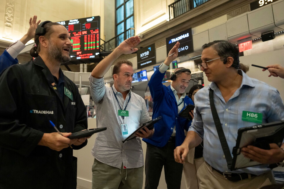 US futures nearly unchanged as AI-related stocks hit by heavy selling, oil prices rise