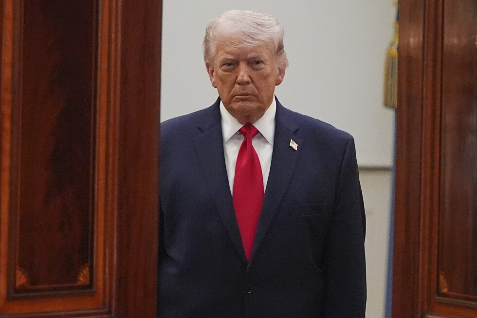 Trump's go-it-alone presidency confronts clear limits during wartime