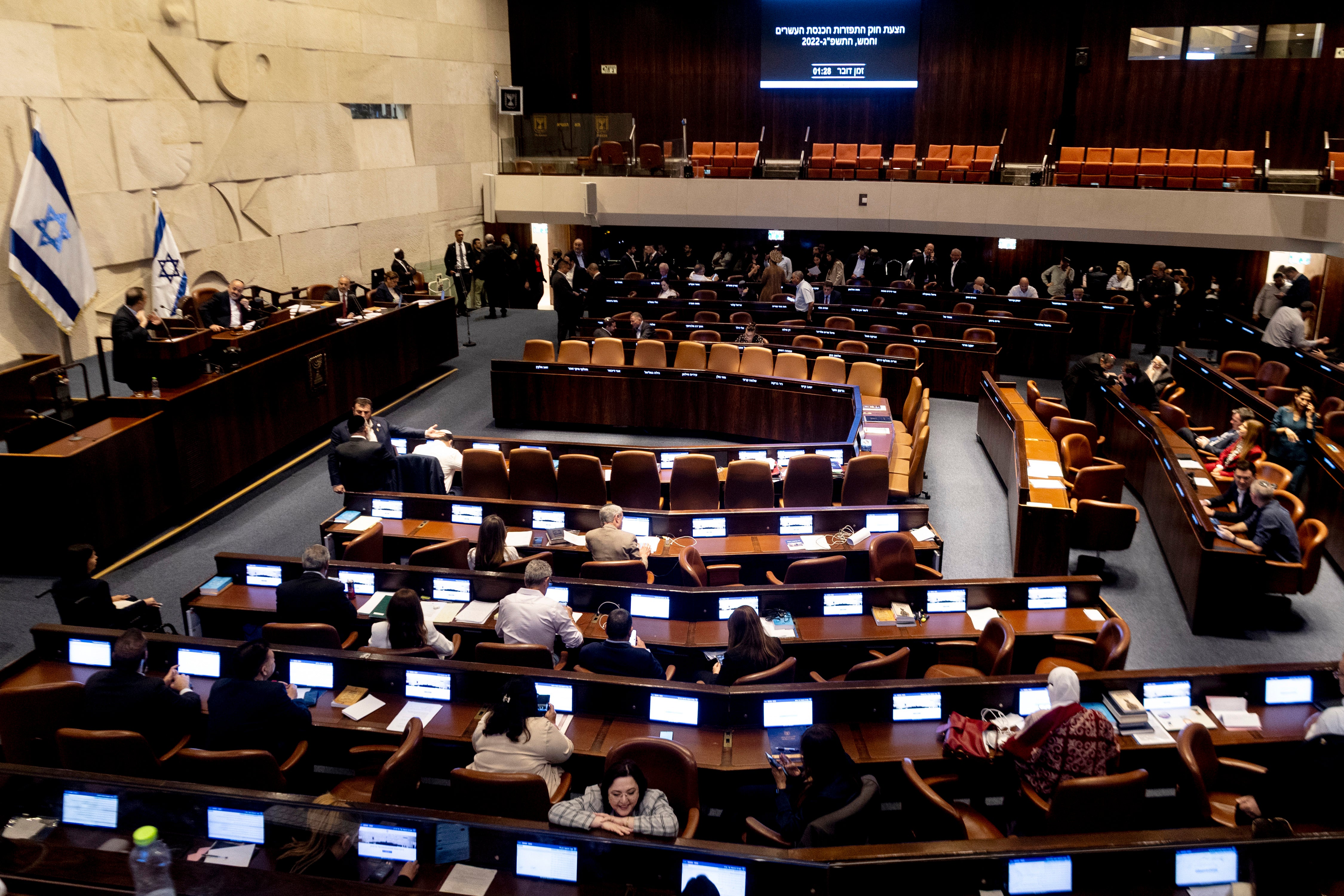 Israeli law makers vote as Knesset approves dissolution bill