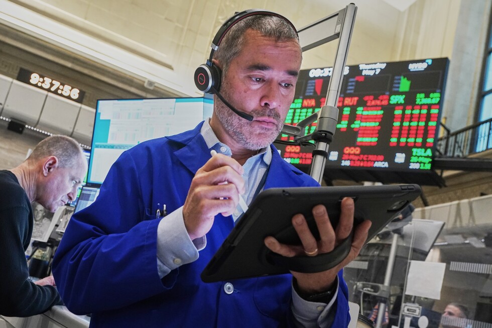 US stocks rise toward records as solid data on the job market overshadows higher oil prices