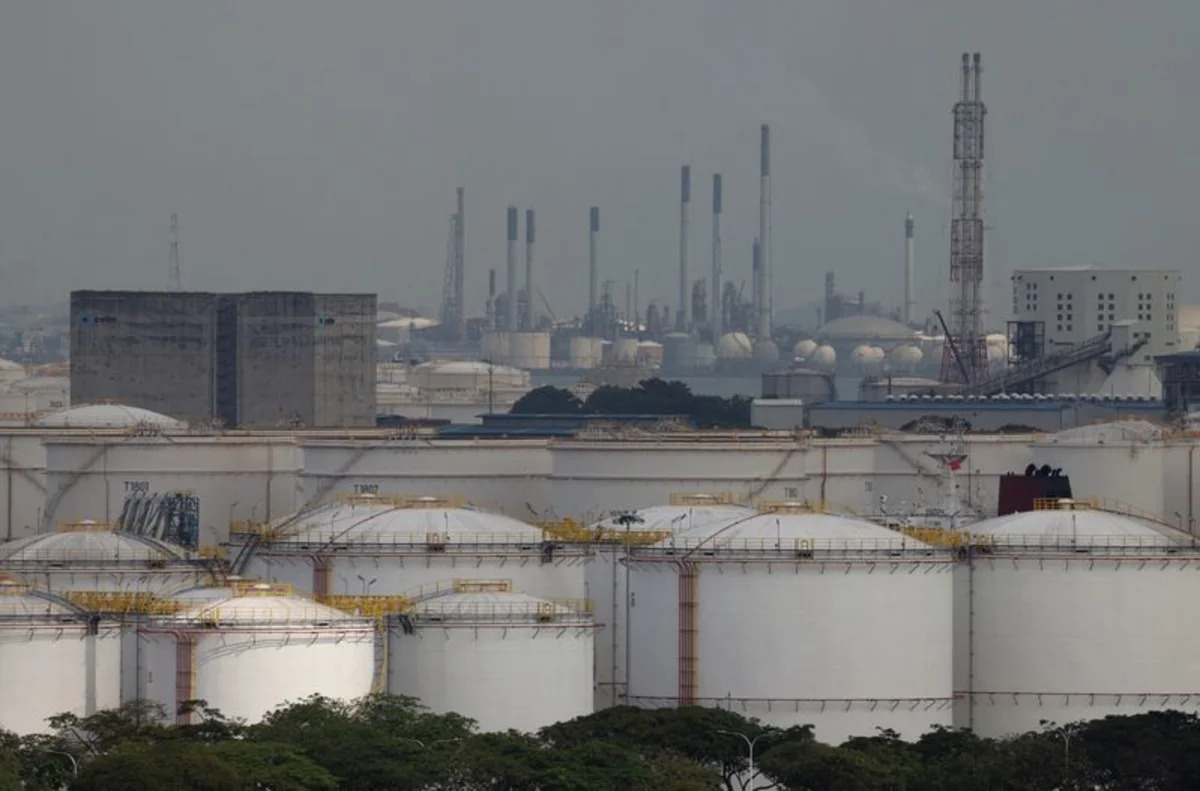 Oil set for hefty weekly losses as tankers exit Strait of Hormuz