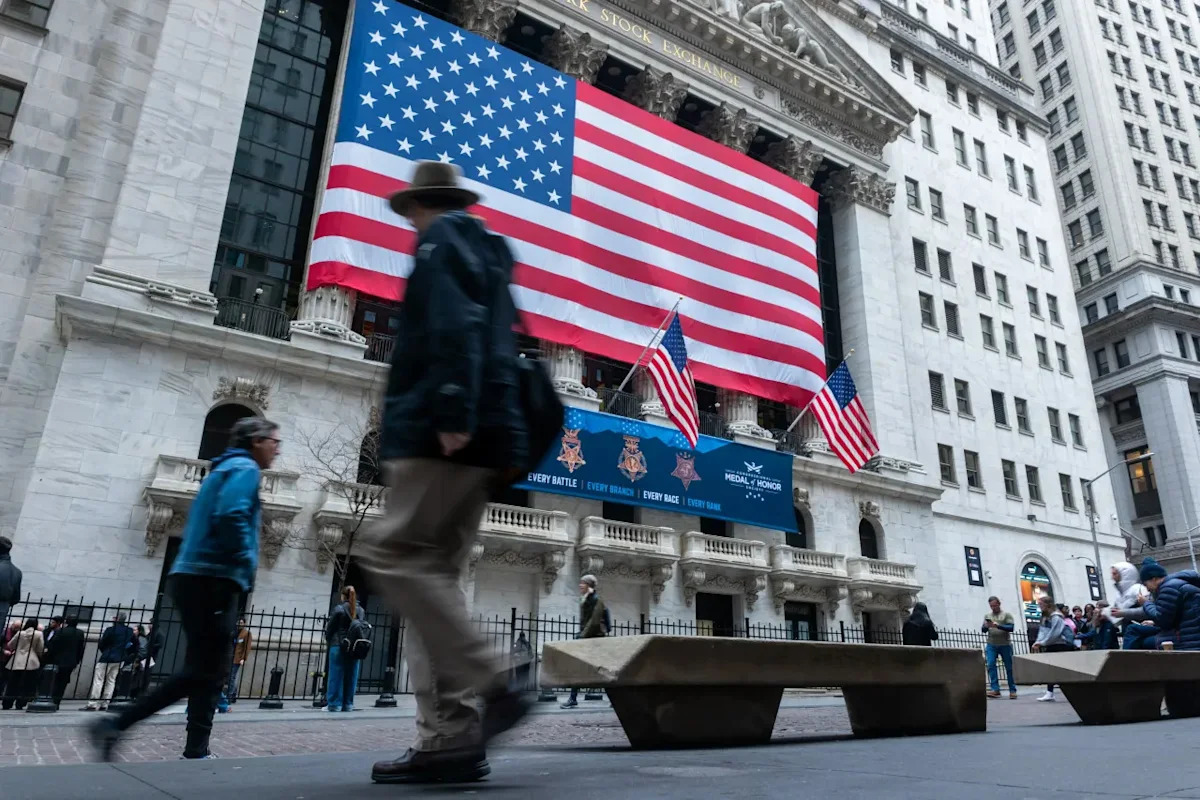 Nasdaq, S&P 500 Futures Climb Ahead Of Fed Minutes, Shrugging Off Iran Concerns: FCEL, TE, NVTS, MU Stocks In Focus