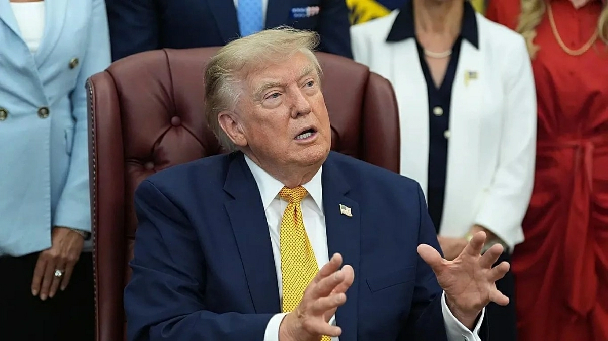 Trump says Tehran facing 'last chance before decapitation'