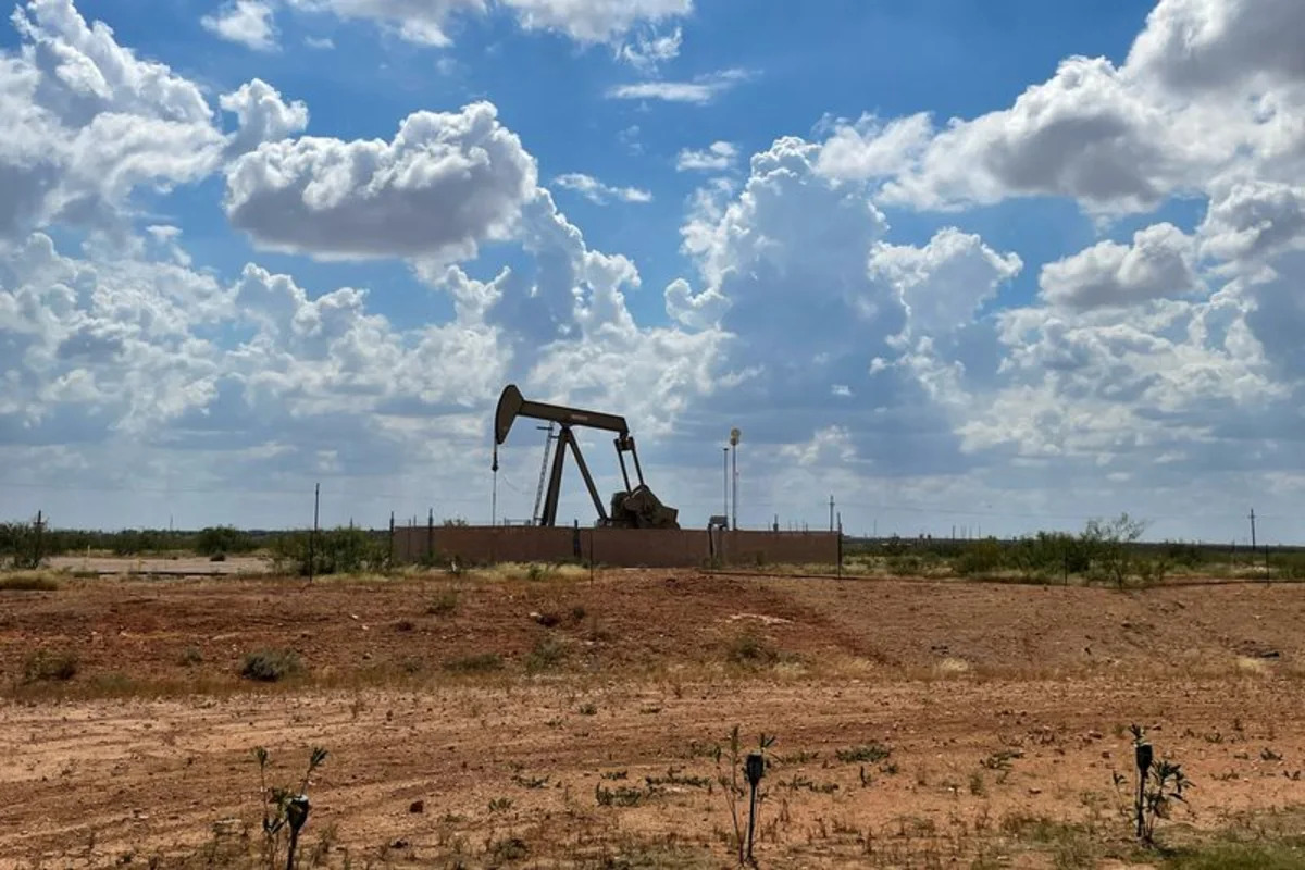 Oil on track for weekly loss even as Iran tensions simmer