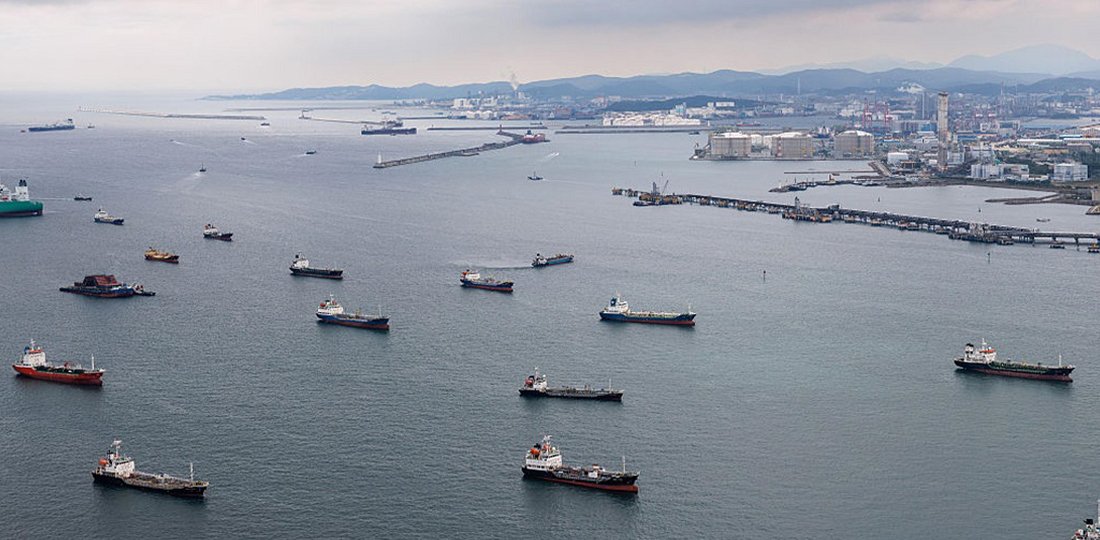 Strait of Hormuz and Bab el-Mandeb Ship Traffic Stable Amidst US-Iran War Efforts