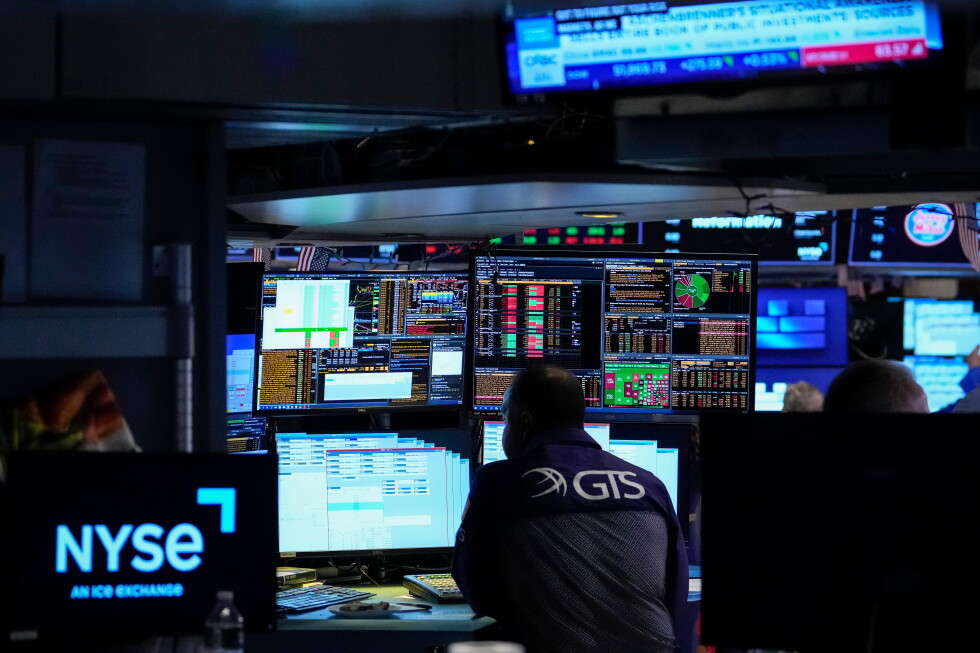 US stocks hold near records on hopes of an agreement with Iran