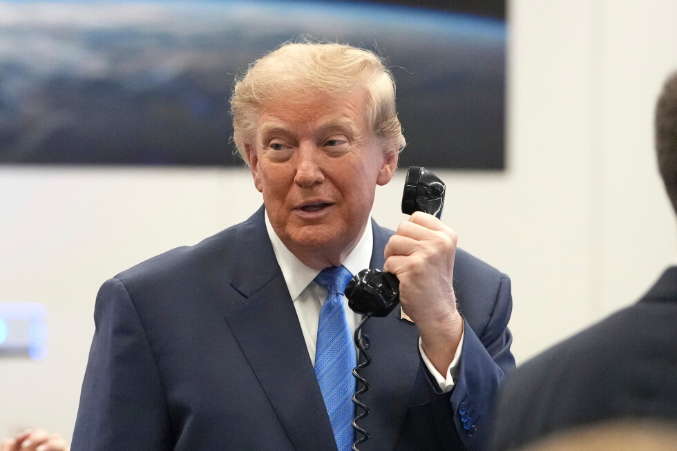Live updates: Trump turns to a dual approach to squeeze Iran