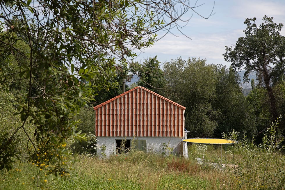 un libro, estructuras rurales tradicionales y teja ceramica, esta cabana de la sierra de gredos de 40 metros es un homenajea a la naturaleza