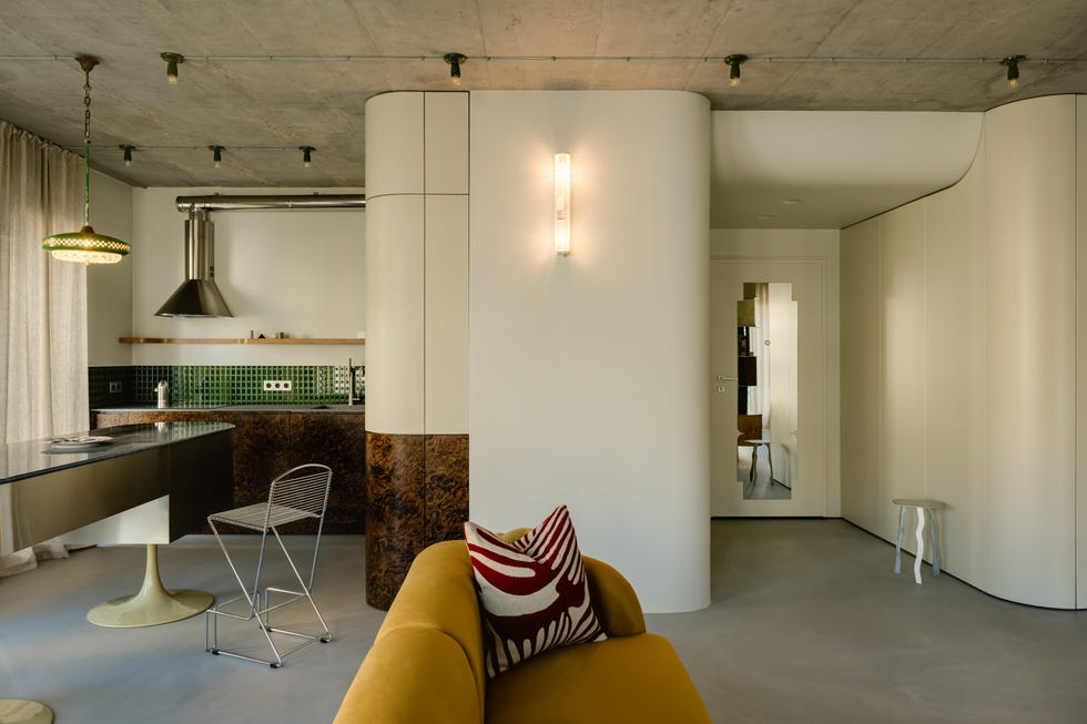 maximalista, masculino, con mobiliario curvo y para un propietario sexagenario, este apartamento de 75 metros lo tiene todo