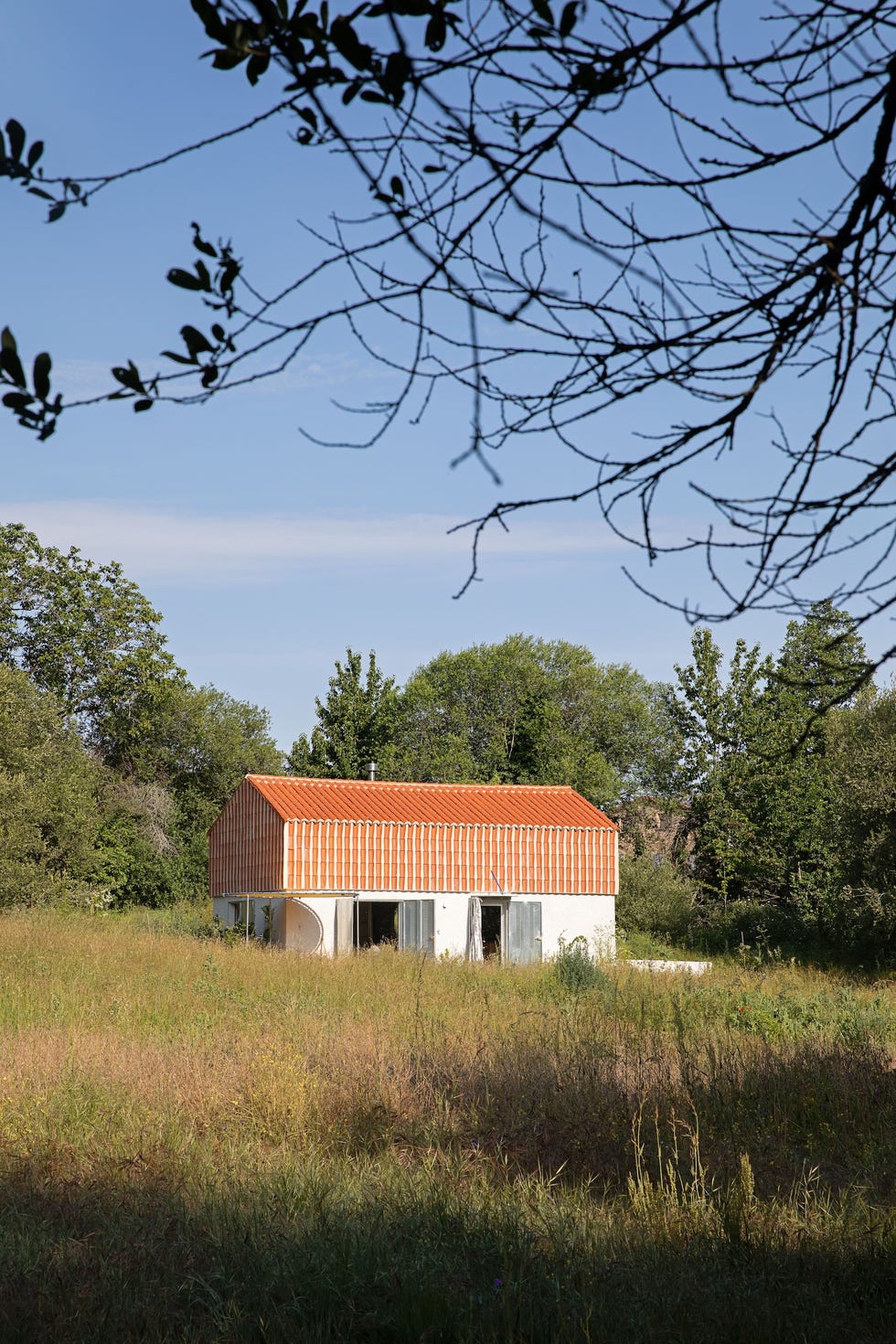 un libro, estructuras rurales tradicionales y teja ceramica, esta cabana de la sierra de gredos de 40 metros es un homenajea a la naturaleza