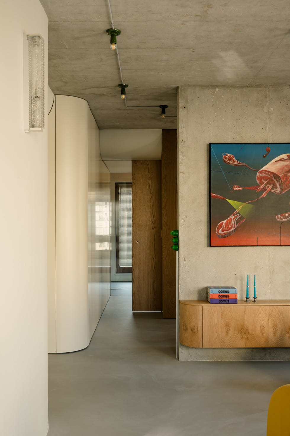 maximalista, masculino, con mobiliario curvo y para un propietario sexagenario, este apartamento de 75 metros lo tiene todo