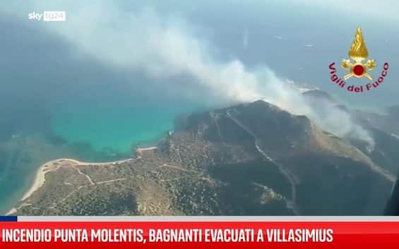Punta Molentis, caccia al sospetatto per l'incendio devastante