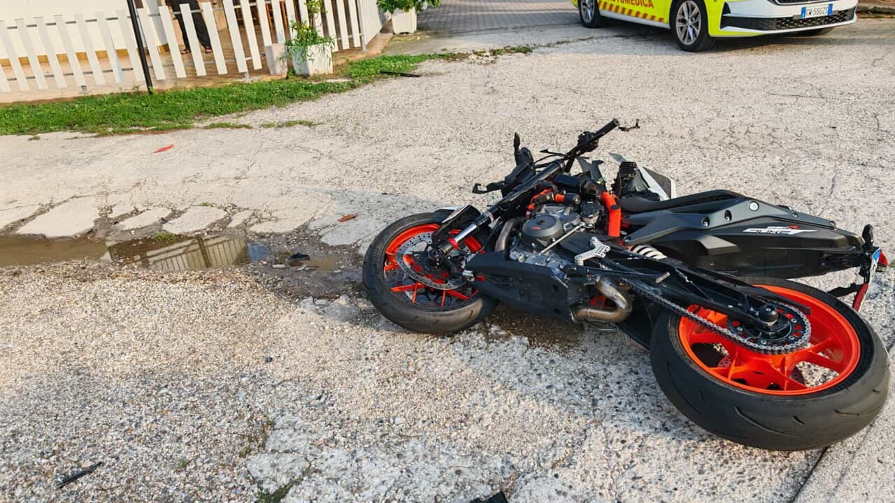 Incidente mortale a Latisana, moto contro auto: deceduto il centauro 36enne