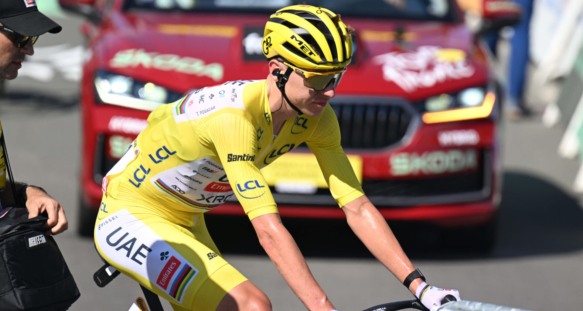 Tour de France 2025, "incidente stradale" fra Tadej Pogačar e un'ammiraglia della Visma|Lease a Bike: nessuna conseguenza