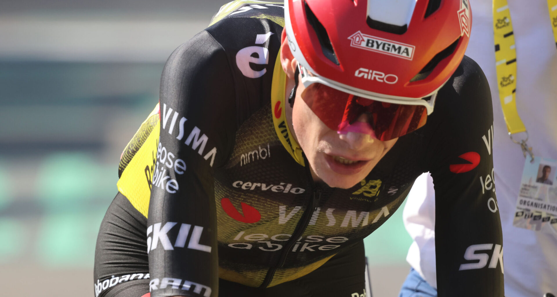 Tour de France 2025, Jonas Vingegaard cade dopo il traguardo a causa di un fotografo: "Non so cosa stesse facendo"