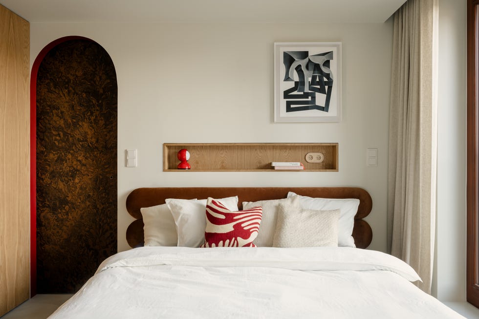 maximalista, masculino, con mobiliario curvo y para un propietario sexagenario, este apartamento de 75 metros lo tiene todo