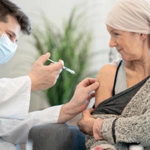 Tumori, ecco perché i pazienti oncologici devono vaccinarsi