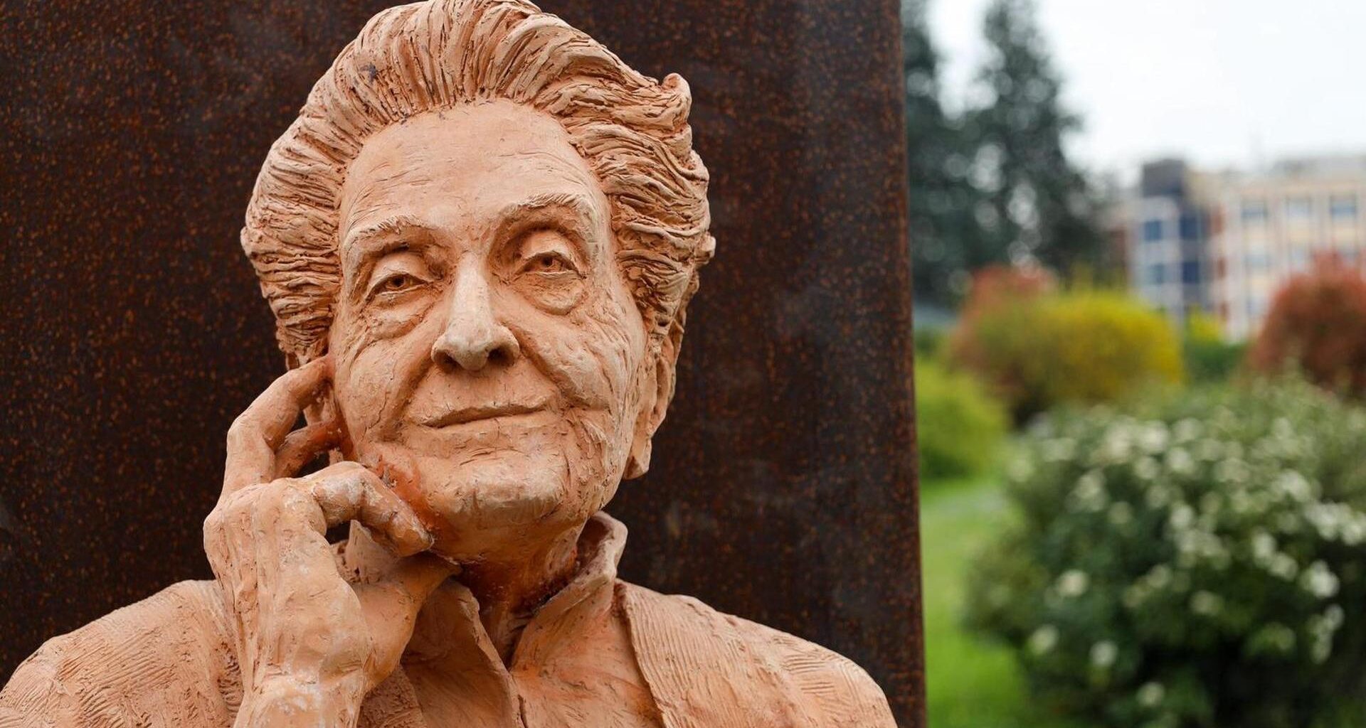 Asti, scompare la targa della statua di Rita Levi Montalcini. Il mistero si risolve con una sorpresa