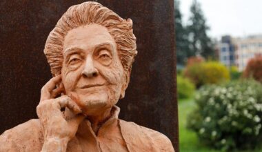 Asti, scompare la targa della statua di Rita Levi Montalcini. Il mistero si risolve con una sorpresa