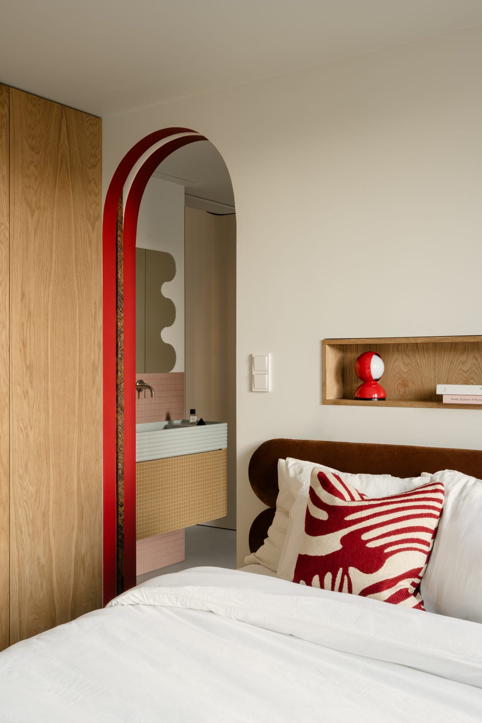 maximalista, masculino, con mobiliario curvo y para un propietario sexagenario, este apartamento de 75 metros lo tiene todo