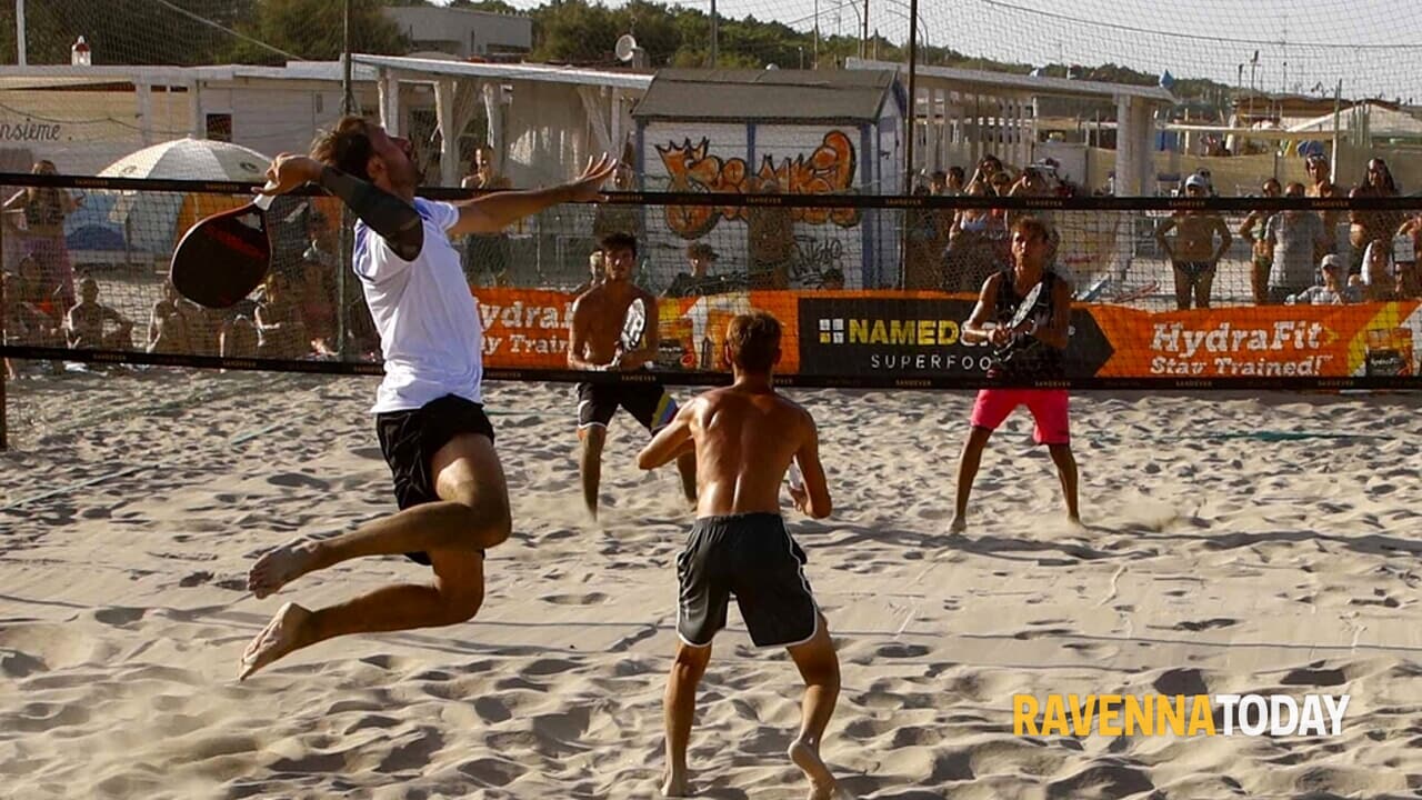 a Marina una targa per il primo torneo di beach tennis