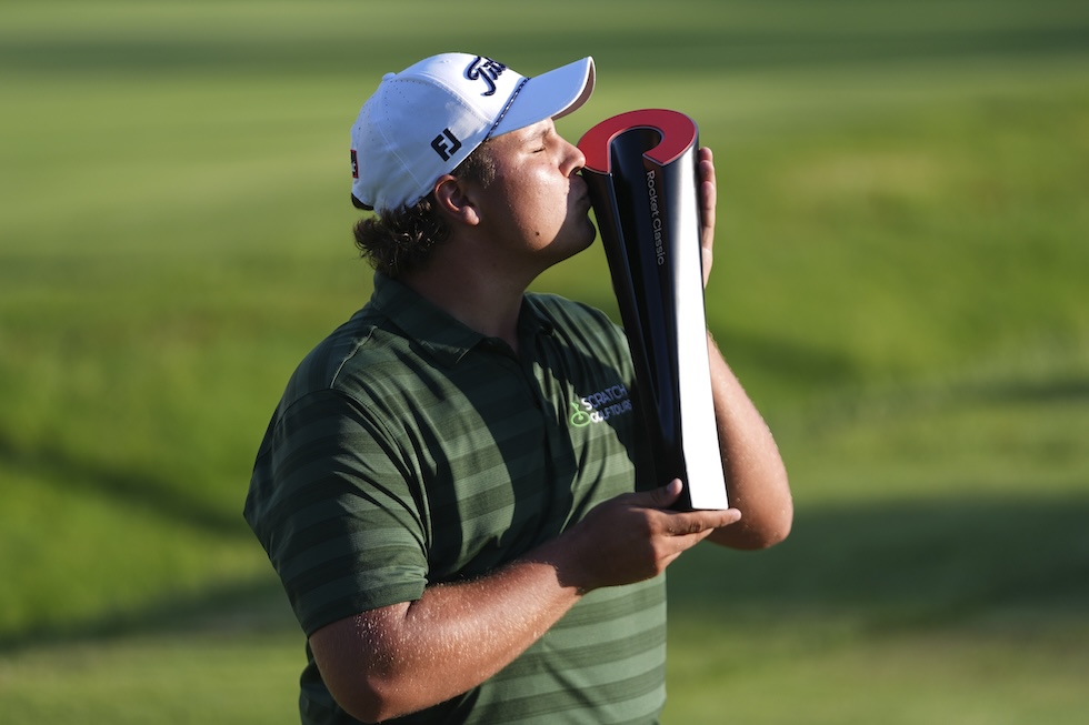Aldrich Potgieter con il trofeo del Rocket Classic, 29 giugno 2025 (AP Photo/Paul Sancya)