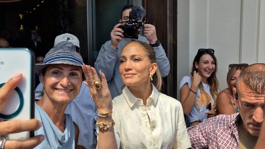 Bagno di folla per J.Lo all'uscita dall'Hotel Plaza