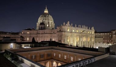 Il Papa rientrato in Vaticano: stop alle armi, insistere sulla dignità di ogni persona