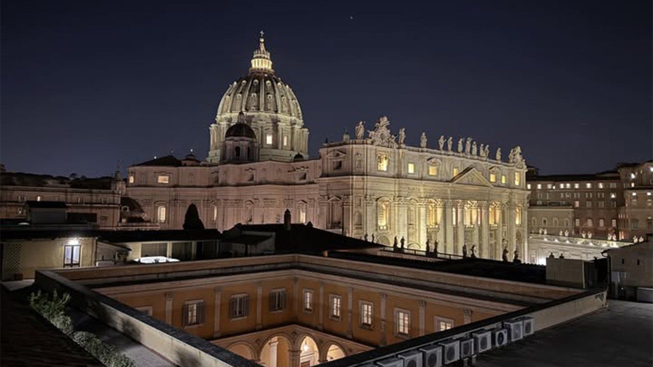 Il Papa rientrato in Vaticano: stop alle armi, insistere sulla dignità di ogni persona