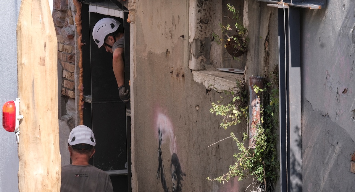 Il murale di Banksy a Venezia è stato staccato per essere restaurato